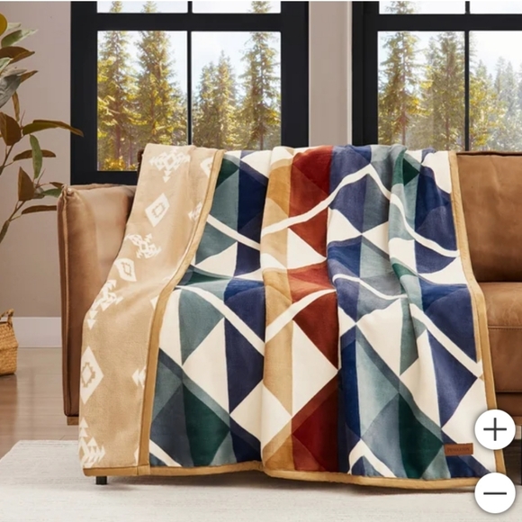 Pendleton Serrado Reversible Plush Throw - Picture 2 of 6